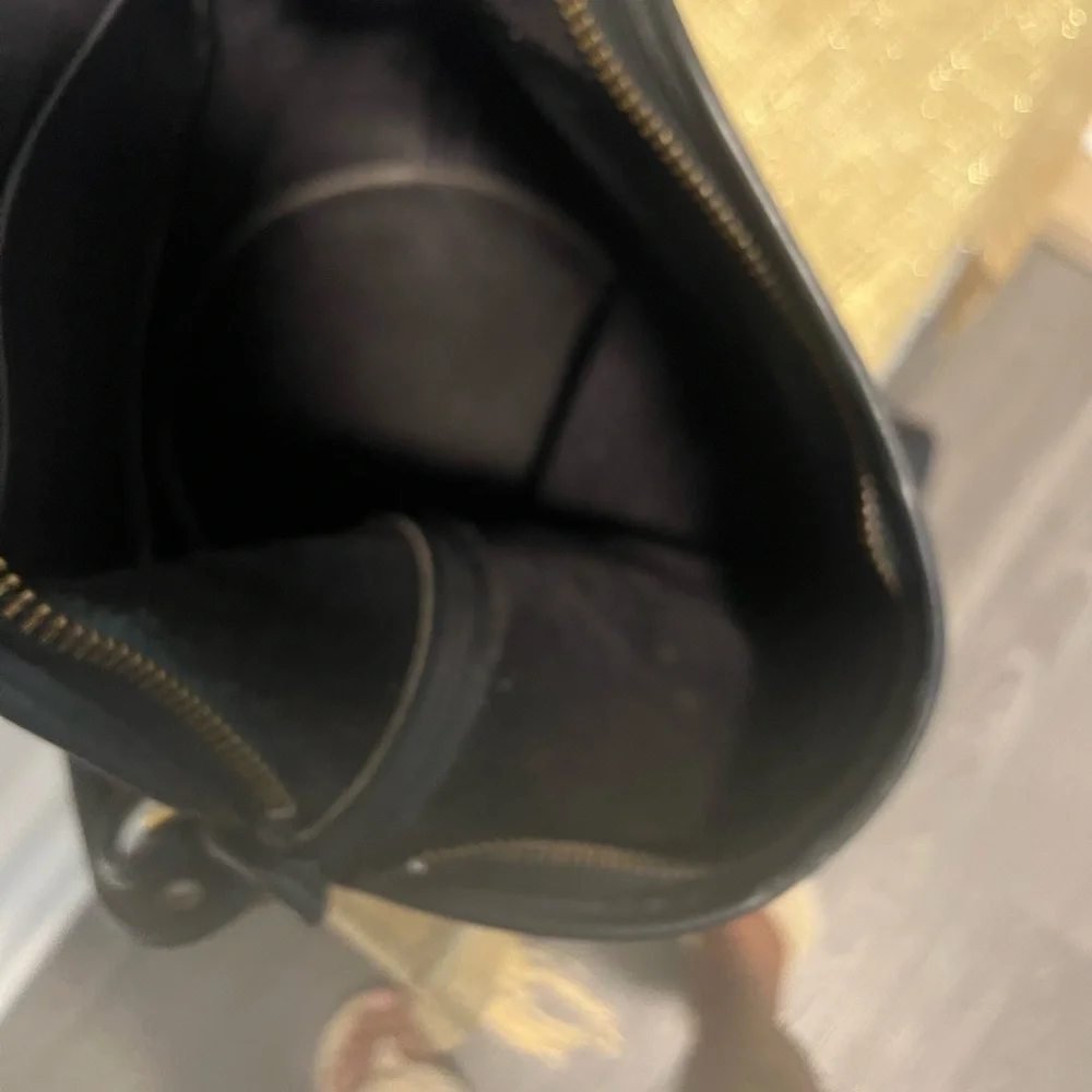 Vintage Large Coach Black Leather Bag with Brass Details.. - Picture 8 of 8